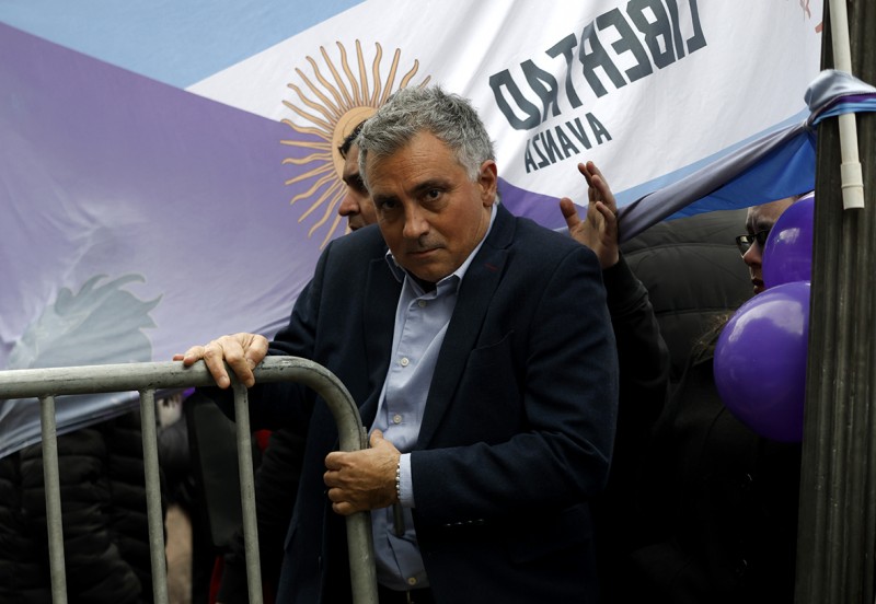 Increparon a Sebastián Pareja, que debió guarecerse en el Congreso