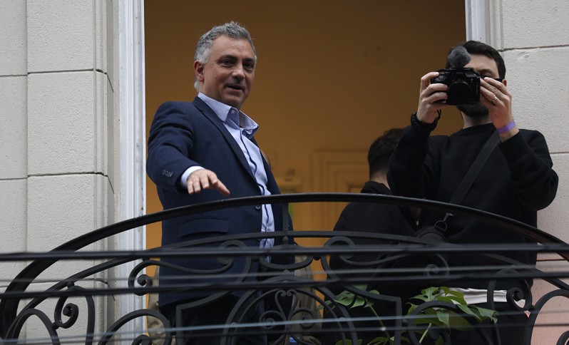 Sebastián Pareja en el balcón