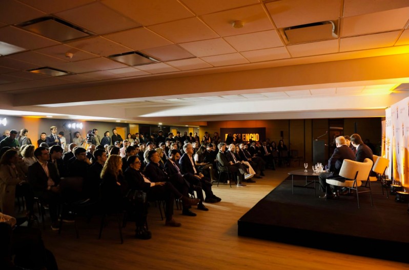 Santiago Caputo y María Ibarzábal en la primera fila del acto de la Fundación Faro.
