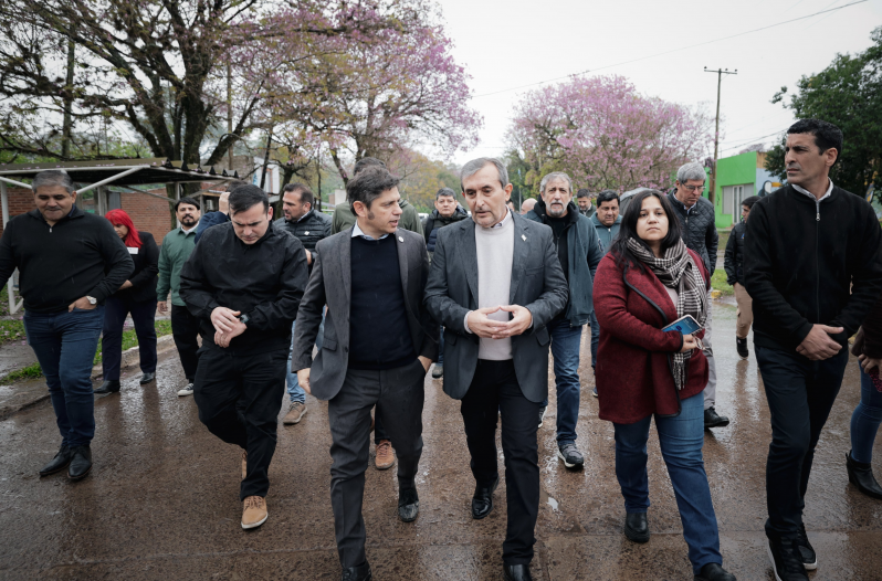 Kicillof junto al intendente de Colonia Benítez, Sergio Phipps.