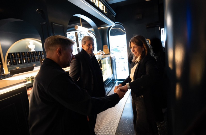Caputo, Pilar Ramírez y el empresario libertario Christian Otero, dueño de la heladería Lucciano's.