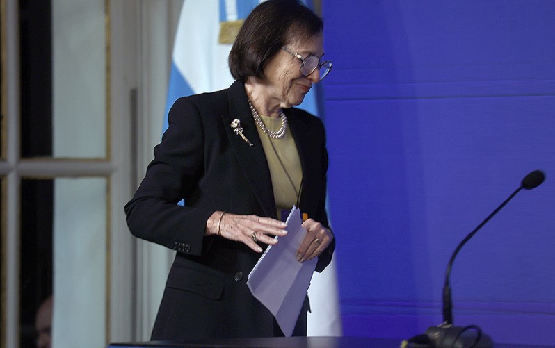 En su discurso Milei volvió a cargar contra el CEO de Techint y dijo que Rocca se benefició con la prohibición de exportar chatarra, una restricción que le permitió comprar insumos en condiciones más ventajosa.También la emprendió contra Javier Madanes Quintanilla y festejó que 921 trabajadores de Fate se hayan quedado sin empleo: "Tengo a 47 millones beneficiándose y 921 perjudicándose", dijo en referencia a la apertura del mercado de neumáticos. "Si queremos ser grandes, tenemos que ponernos los pantalones largos y los prebendarios hijos de puta tienen que quebrar", dijo frente a los empresarios que lo miraban sorprendidos. "Ustedes tienen que definir de qué lado están", los desafío Milei. La anfitriona Susan Segal