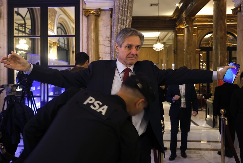 El momento en el que palpan de armas a José Luis Daza