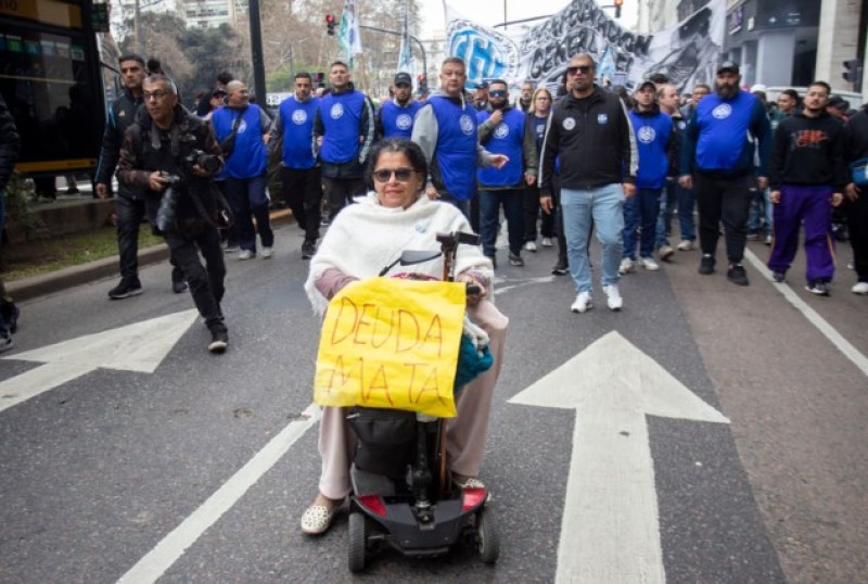 La CGT encabezó una movilización de endeudados al Ministerio de Economía