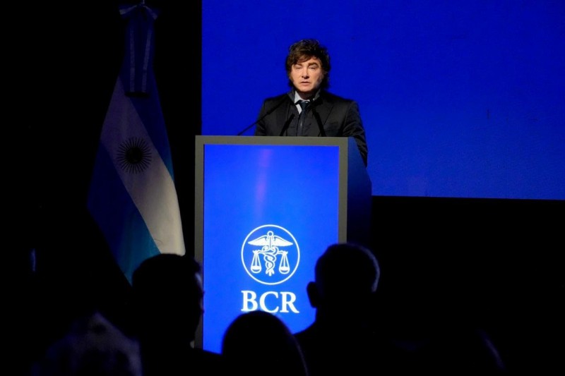 Milei se burló de los endeudados en la Bolsa de Rosario y lo aplaudieron: