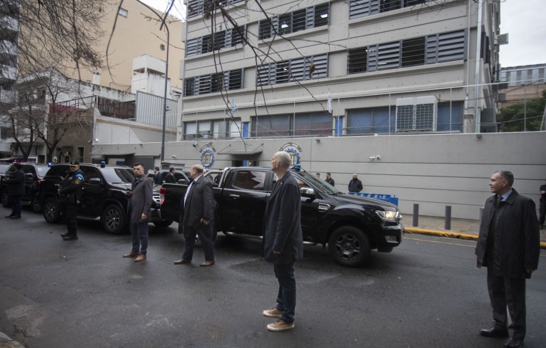 Crisis interna en la ORT por la visita de Milei: repudio, pañuelos verdes y aplausos