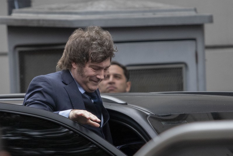 Crisis interna en la ORT por la visita de Milei: repudio, pañuelos verdes y aplausos
