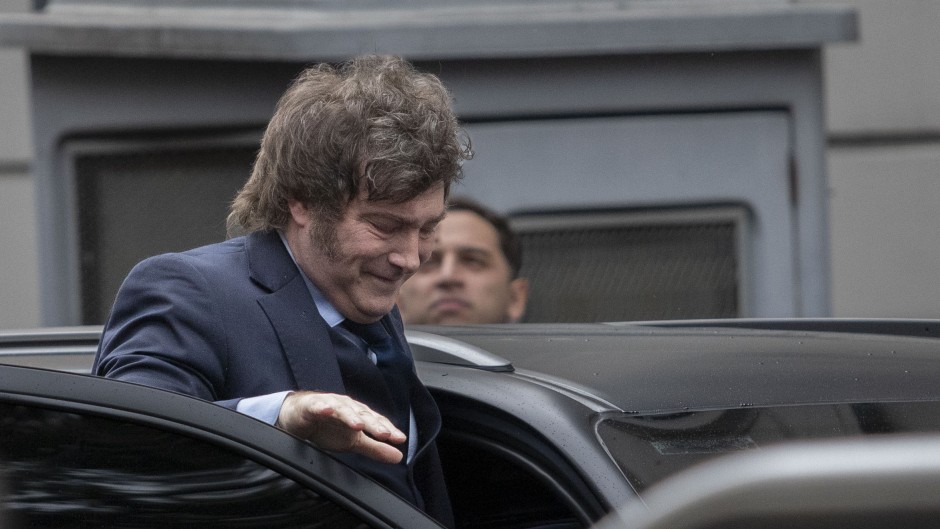 El peronismo denuncia que Milei se guarda USD 10 mil millones de uso discrecional para someter a las provincias