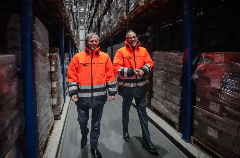 El embajador Alec Oxenford y Diego Sucalesca en el puerto de Filadelfia