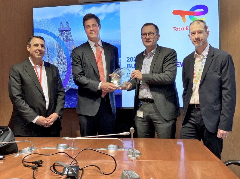 El CEO de Noble Corporation, Robert Eifler junto al vicepresidente de TotalEnergies, Thomas Gautherot.