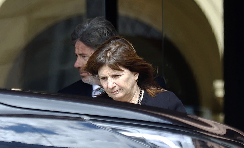 El peronismo ya analiza pros y contras de enfrentar a Bullrich, si se baja Milei