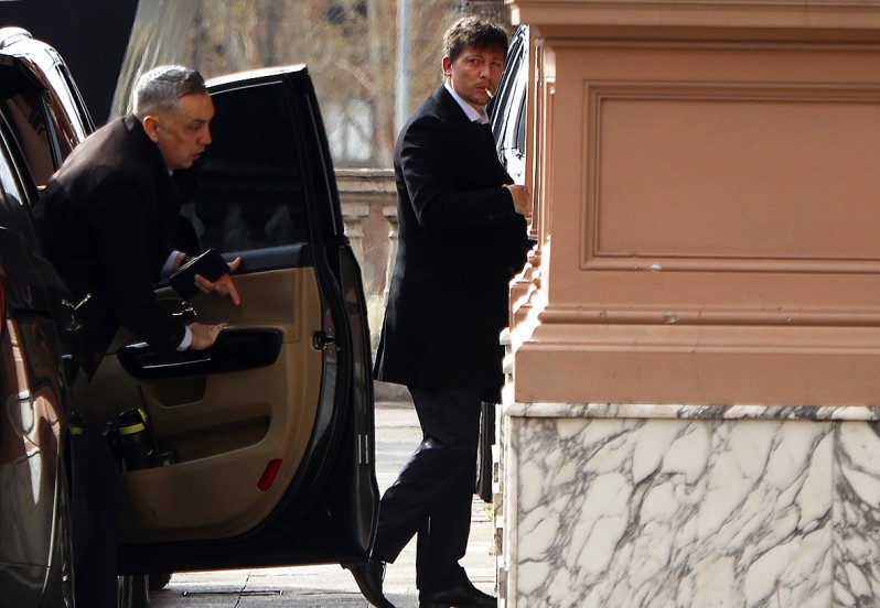 El asesor Santiago Caputo, que sigue defendiendo el acuerdo con los gobernadores aliados.