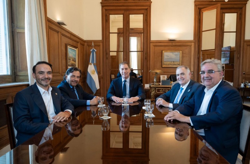 El jefe de gabinete, Diego Santilli, había programado un raid de reuniones con siete gobernadores en 24 horas para cerrar acuerdos tanto por las PASO como para el Presupuesto 2027 que entró el martes al Congreso.En la Rosada se quejan de que Bullrich expuso a la mesa política a una situación de debilidad, justo cuando algunos gobernadores aliados están evaluando alternativas que chocan con el interés libertario. Como anticipó LPO en exclusiva, gobernadores como Nacho Torres, Martín Llaryora y Maximiliano Pullaro, hablan entre ellos sobre la posibilidad de armar una primaria presidencial de la que surja un candidato de centro, con experiencia de gestión que se plante entre Milei y Kicillof.Por eso Karina busca de manera desesperada que los gobernadores definan en las próximas semanas su posición sobre las PASO.Santilli recibió este miércoles a Valdés, Sáenz, Jaldo y Jalil