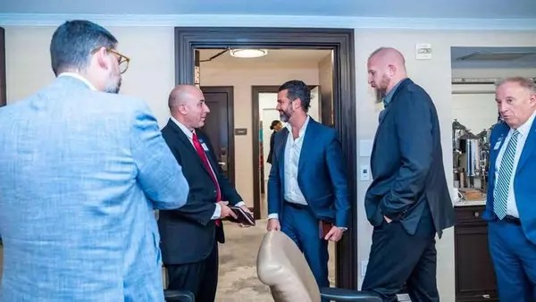 Donald Trump Jr junto a Cerimedo y Brad Pascale.