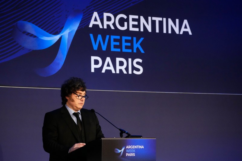 Vuelve a subir el riesgo país, el mercado no compró los anuncios de París