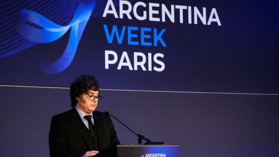 Vuelve a subir el riesgo país, el mercado no compró los anuncios de París