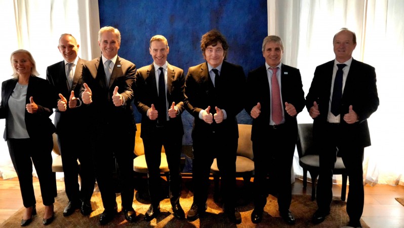 Milei con sus funcionarios en Paris.