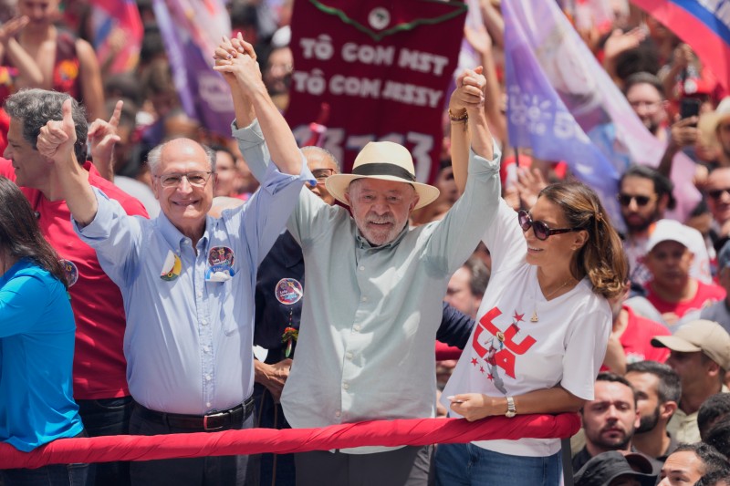 Lula y Bolsonaro cerraron la campaña en San Pablo y se habla de una diferencia de dos puntos