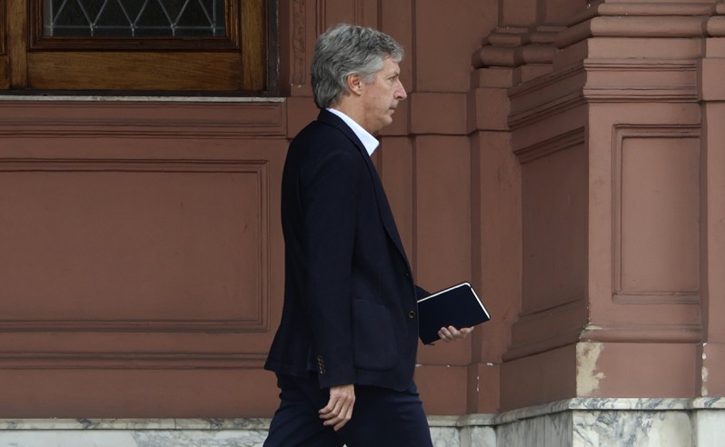 Caputo admitió que va a usar el swap chino para pagar deuda y se disparó el riesgo país