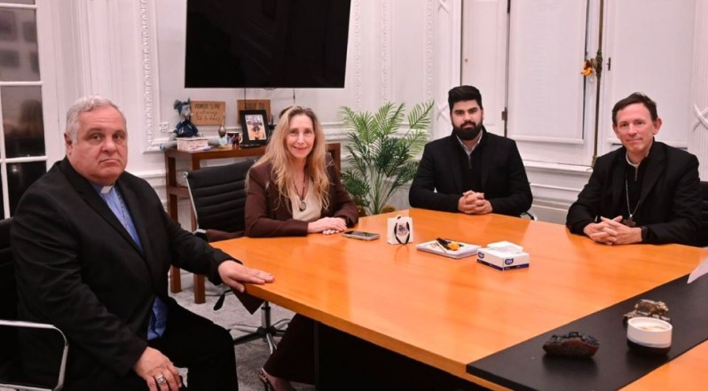 El titular de la Conferencia Episcopal, Marcelo Colombo, con Karina Milei y Fabián Fernández.