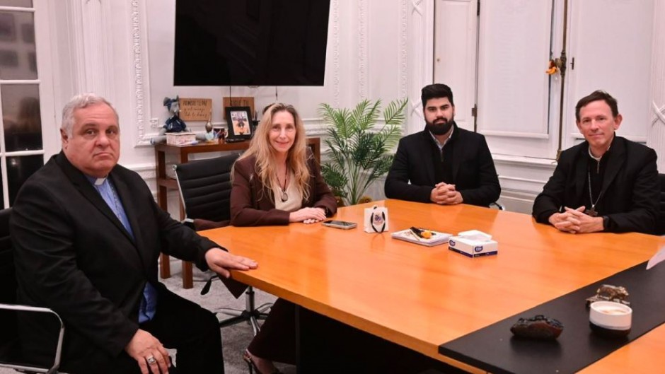 El titular de la Conferencia Episcopal, Marcelo Colombo, con Karina Milei y Fabián Fernández.