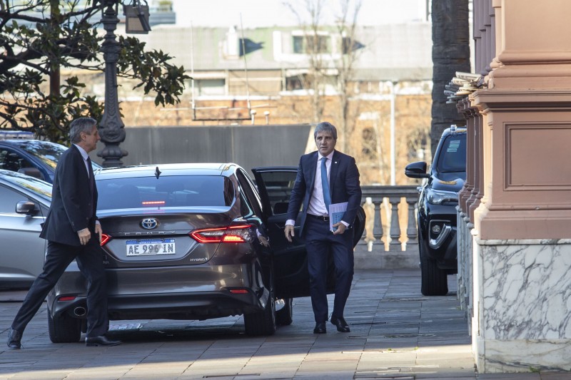 Caputo admitió que va a usar el swap chino para pagar deuda y se disparó el riesgo país