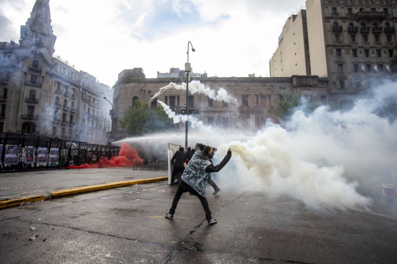 El gobierno reprimió la multitudinaria marcha por las universidades