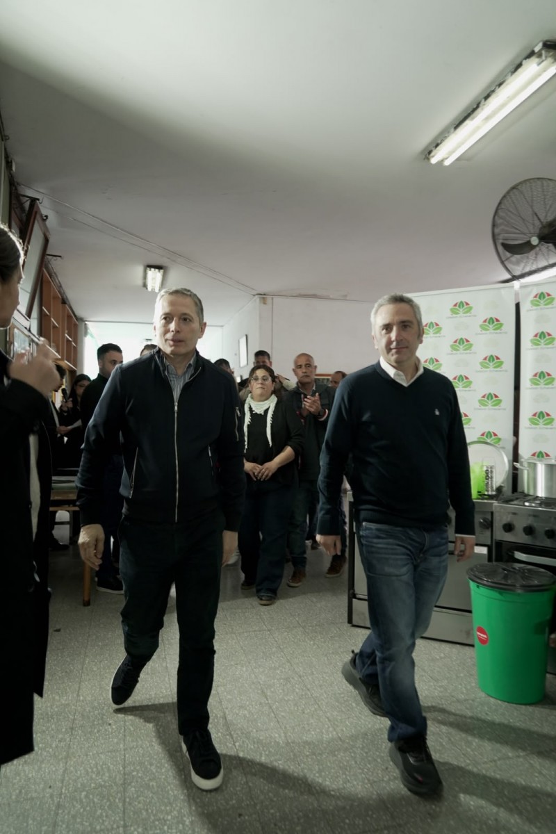 Gray y Larroque entregaron equipamiento en escuelas