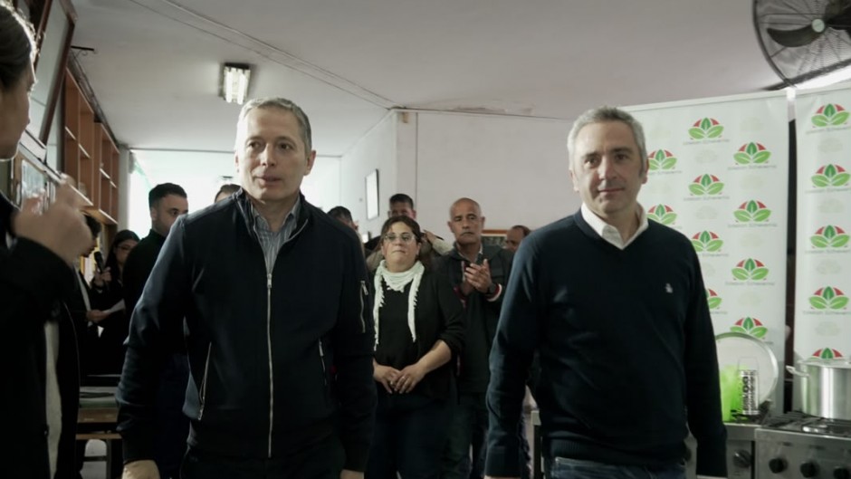 Gray y Larroque entregaron equipamiento en escuelas