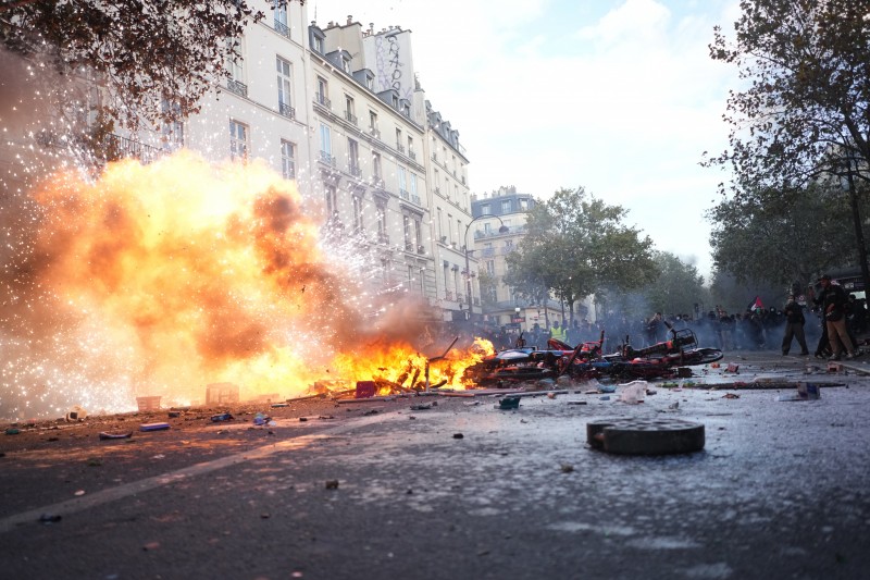 Máxima tensión en Francia: 270 detenidos por violentas protestas contra Macron