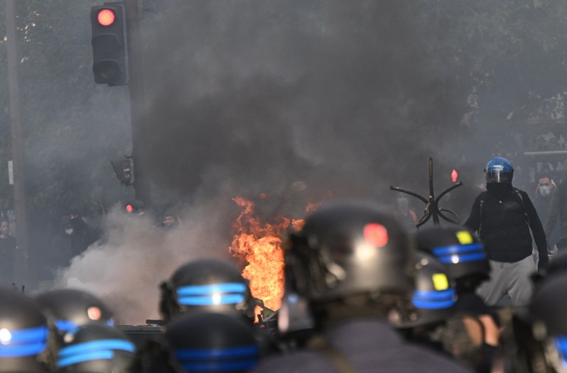 Máxima tensión en Francia: 270 detenidos por violentas protestas contra Macron