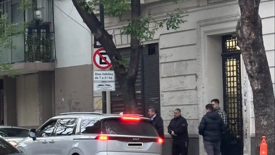 Sergio Massa sale del departamento de Cristina.