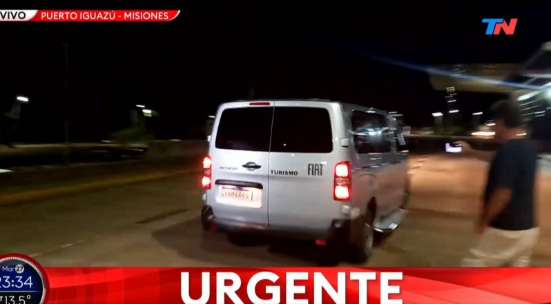 La camioneta en la que Bolsonaro llegó al aeropuerto de Iguazú