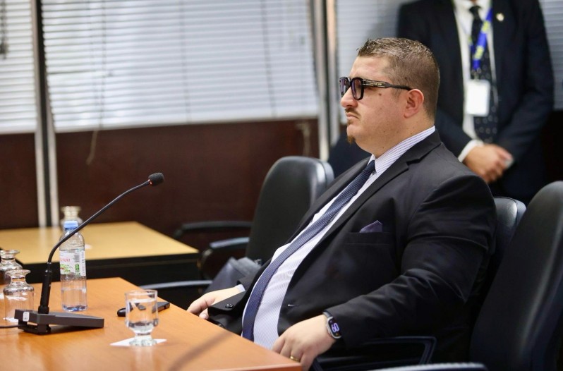  El abogado de Salmain, Yamil Castro Bianchi, escucha el veredicto. El acusado no asistió. 