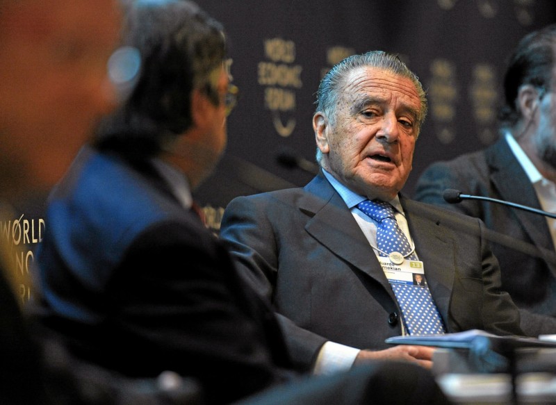 Milei le extendió a Eurnekian la concesión de los aeropuertos por dos décadas y dolarizó la tasa de cabotaje
