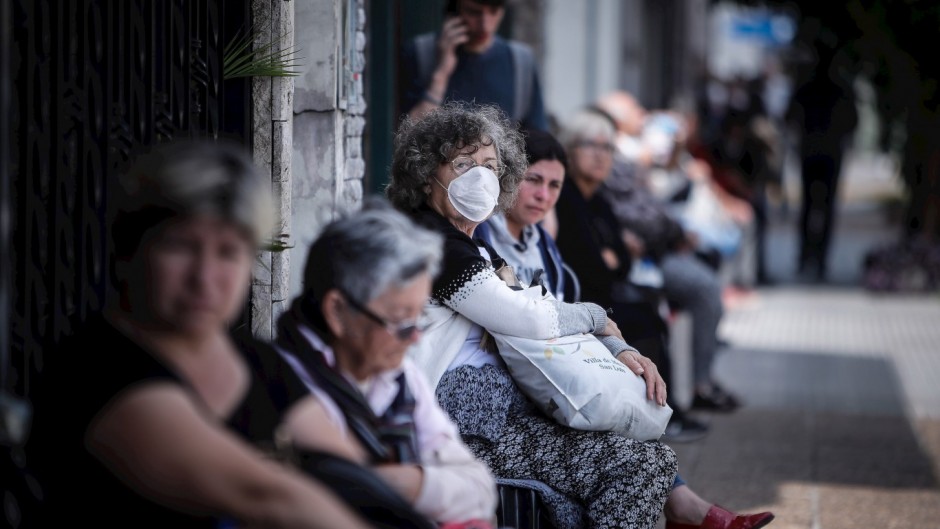 Los expertos creen que por el "efecto bancos" podría anticiparse el pico de la pandemia