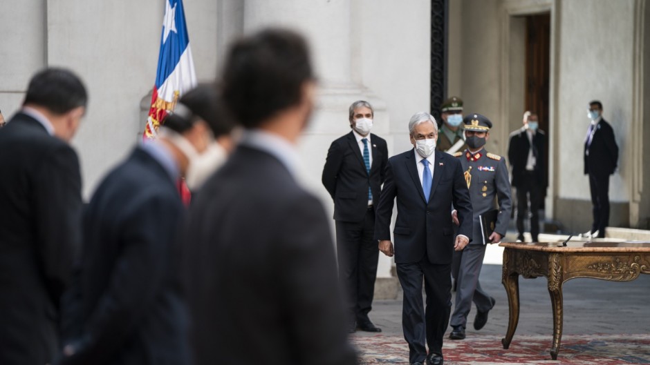 Piñera echa al ministro de Salud tras perder la "batalla de Santiago" contra el Coronavirus