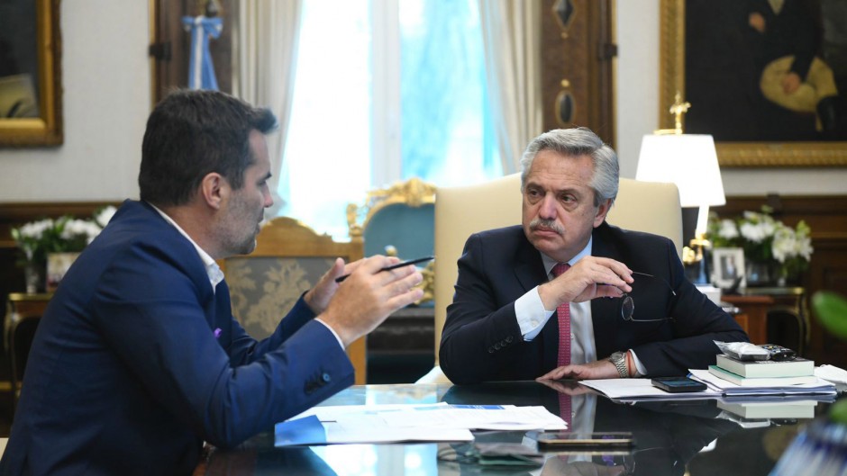 Alberto Fernández y el secretario de Energía, Darío Martínez.